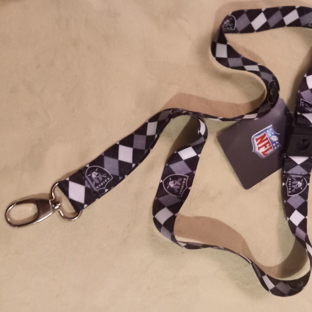 Las Vegas Raiders Lanyard Car Keyring Keychain Badge Holder LV Raider - Picture 4 of 8
